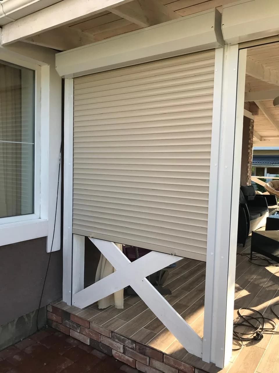 Приподнятое полотно рольставни над проходом веранды загородного дома — работа «Кардинал-Альянс», Московская область